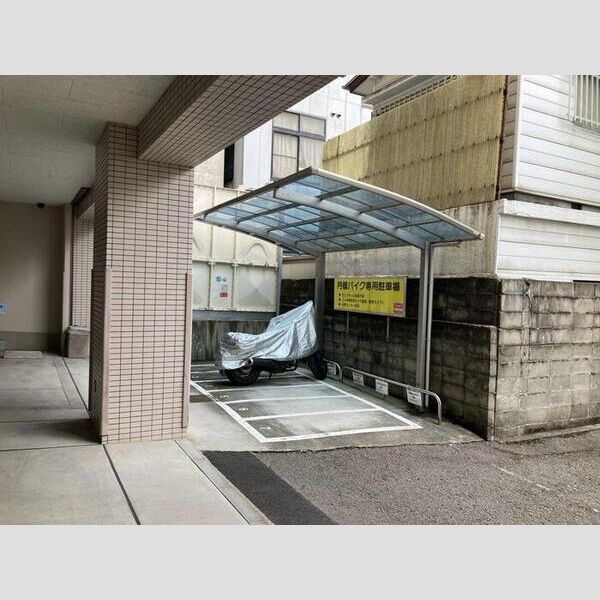 現地周辺 (バイク置き場)