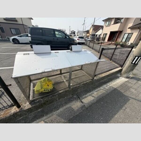 現地周辺 (ゴミ置場)