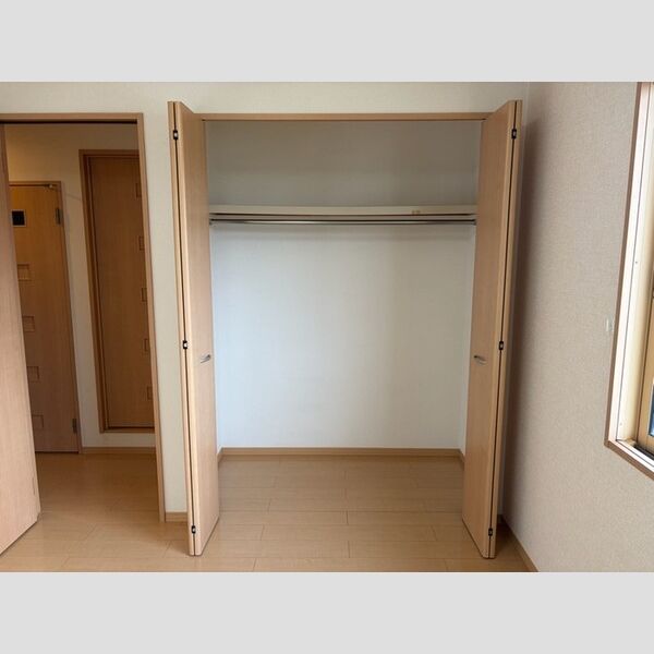 収納 (北洋室クローゼット)