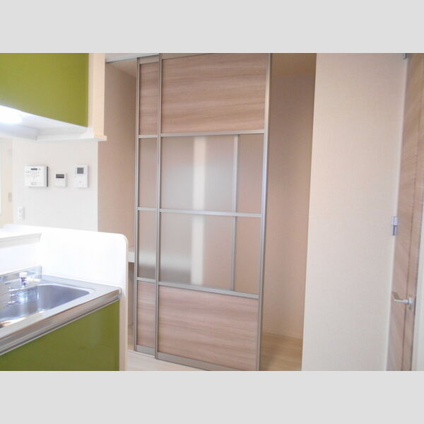 その他 (102 キッチン横収納)