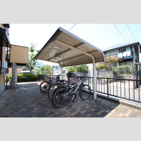 現地周辺 (駐輪場)