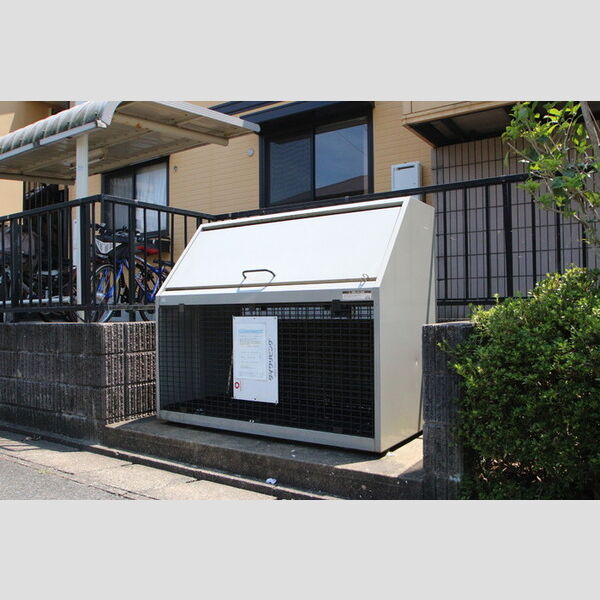 現地周辺 (ゴミ置場)