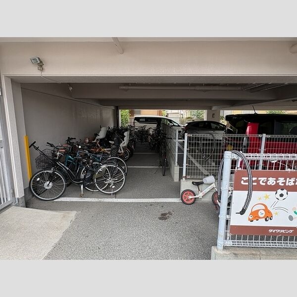 現地周辺 (駐輪場)