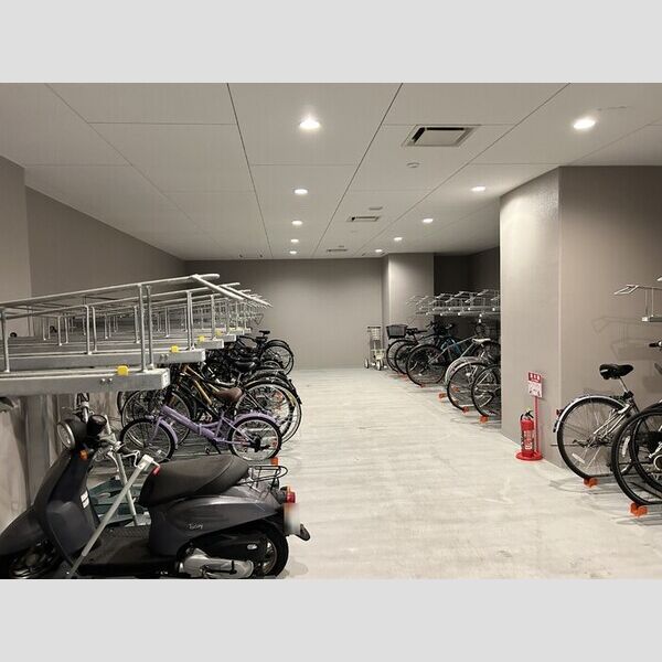 現地周辺 (駐輪場)