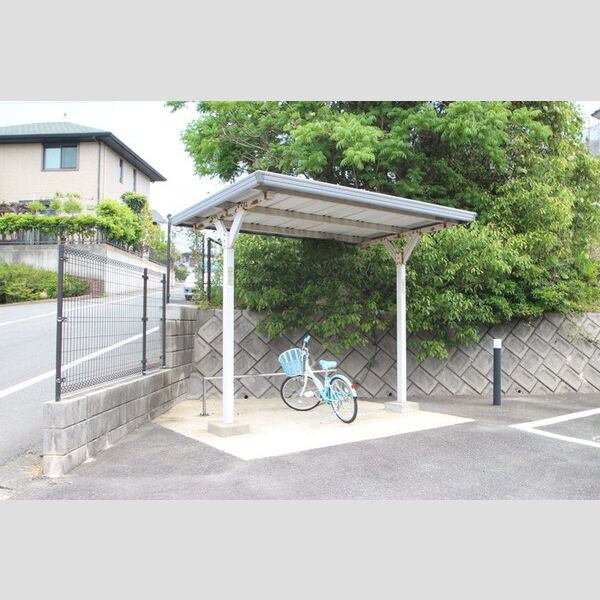 現地周辺 (駐輪場)