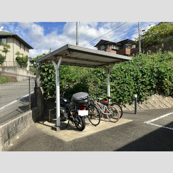 現地周辺 (駐輪場)