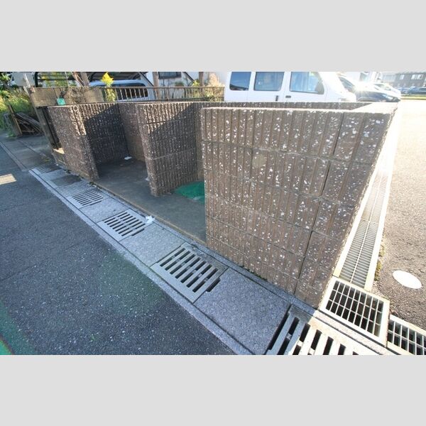 現地周辺 (ゴミ置場)