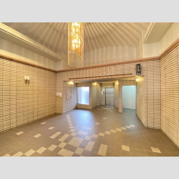 現地周辺 (エントランス内ロビー)