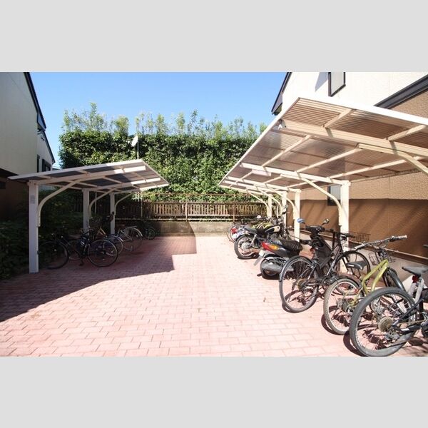 現地周辺 (駐輪場)