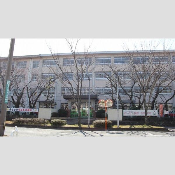 現地周辺 (市立長住小学校762m)