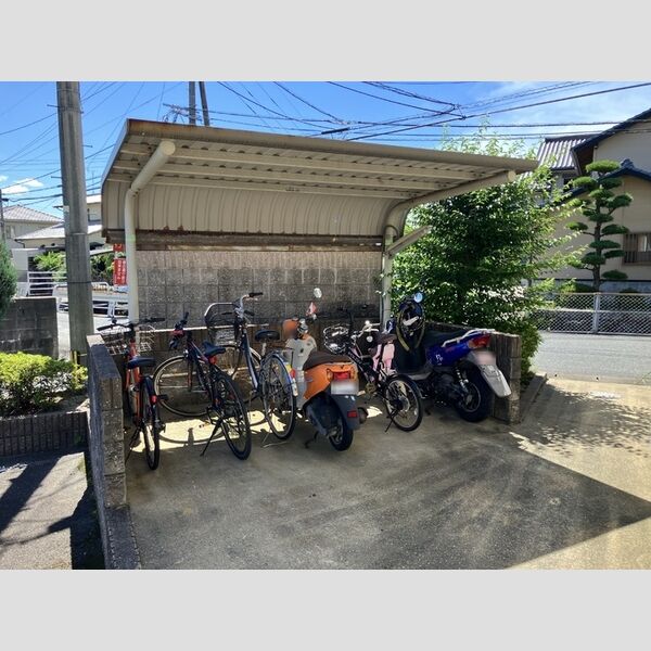 現地周辺 (駐輪場)
