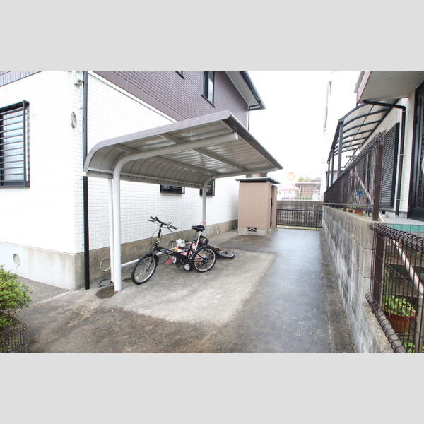 現地周辺 (駐輪場)