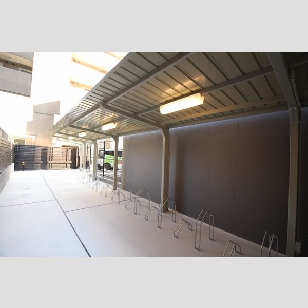 現地周辺 (駐輪場)