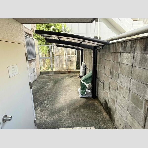 現地周辺 (駐輪場)