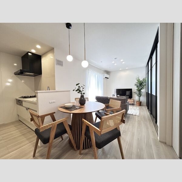 居室・リビング (LDK13、2帖 ※モデルルーム用に家具を配置しています。写真は303号室になります。)