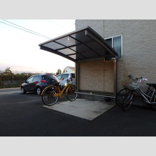 現地周辺 (駐輪場)