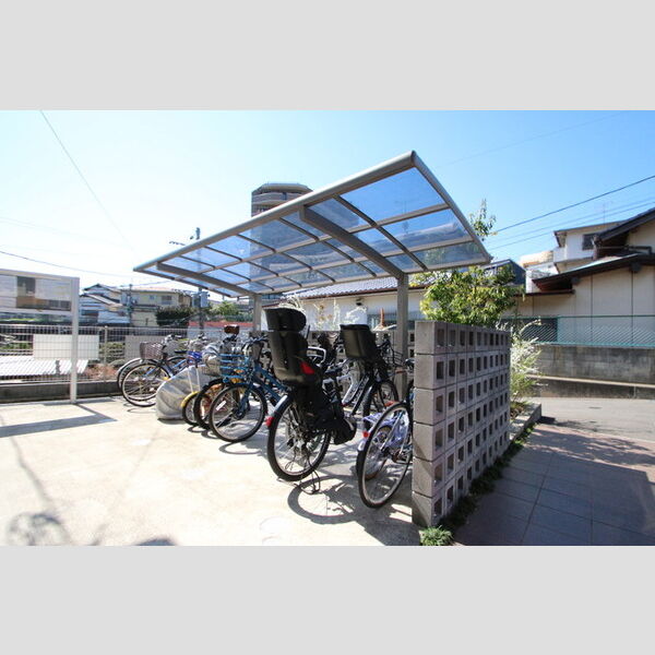 現地周辺 (駐輪場)