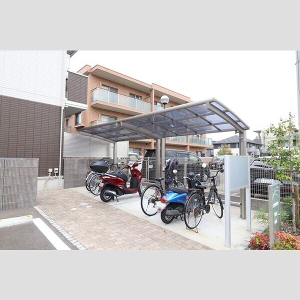 現地周辺 (駐輪場)