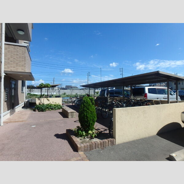 現地周辺 (駐輪場)