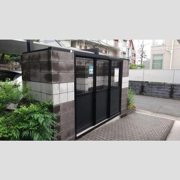 現地周辺 (ゴミ置場)