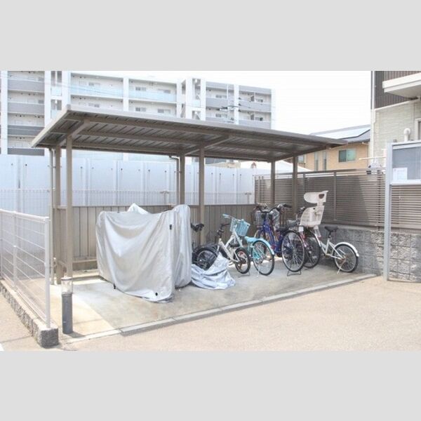 現地周辺 (駐輪場)