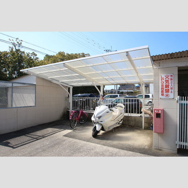 現地周辺 (駐輪場)