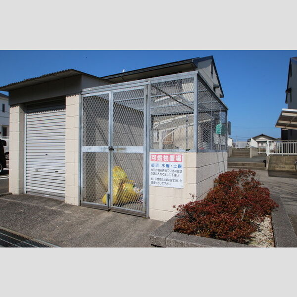 現地周辺 (ゴミ置場)