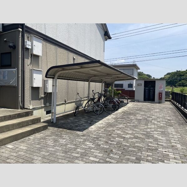 現地周辺 (駐輪場)