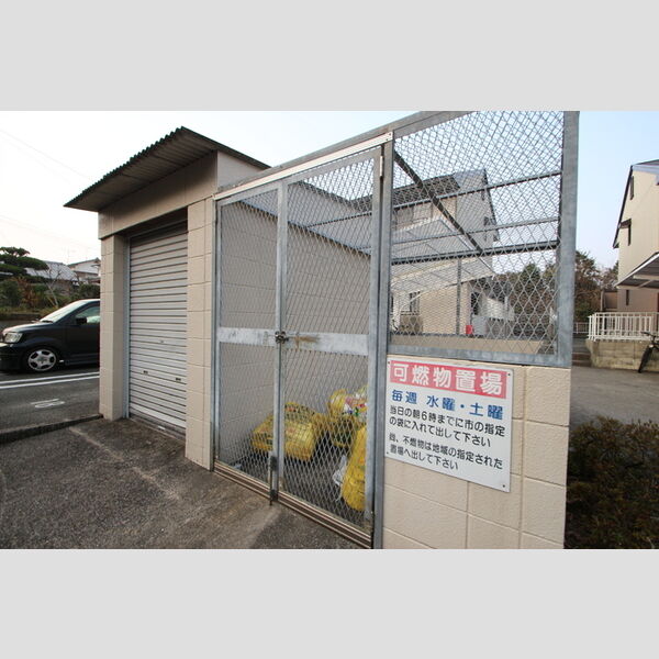 現地周辺 (ゴミ置場)