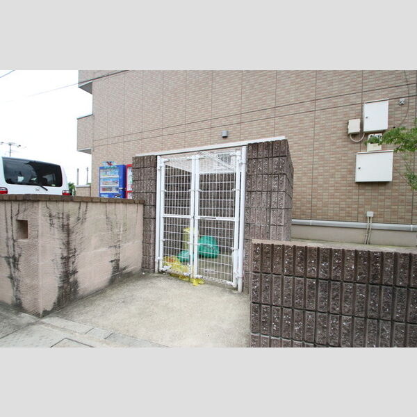 現地周辺 (ゴミ置場)
