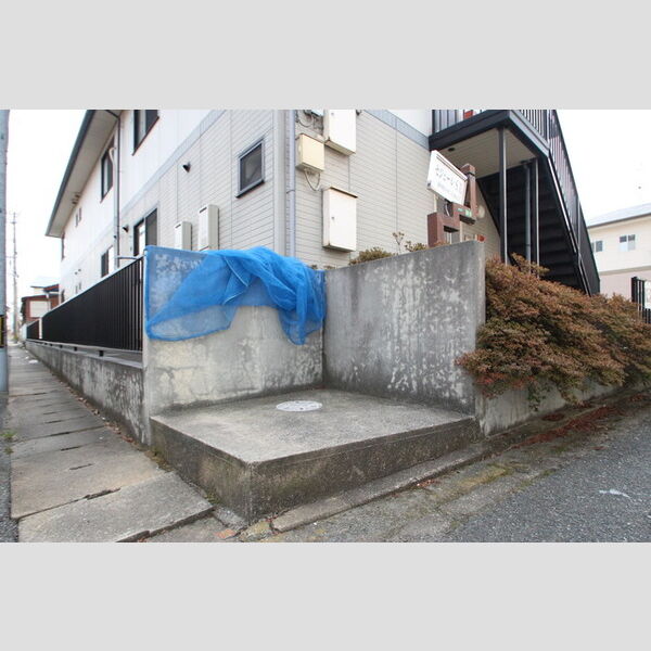 現地周辺 (ゴミ置場)