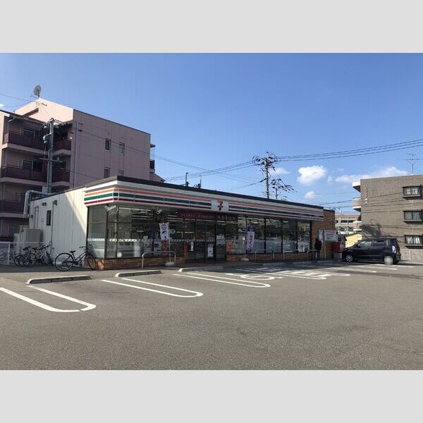 現地周辺 (セブンイレブン福岡九産大駅西店 369m)