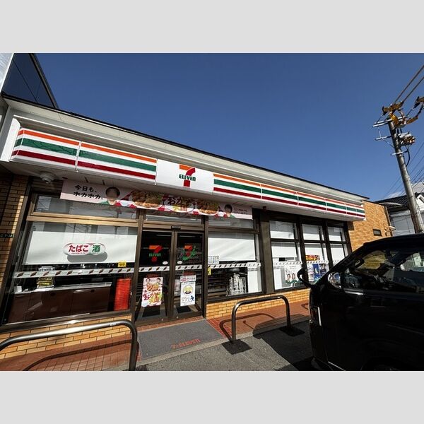 現地周辺 (セブンイレブン粕屋原町駅前店　592m)