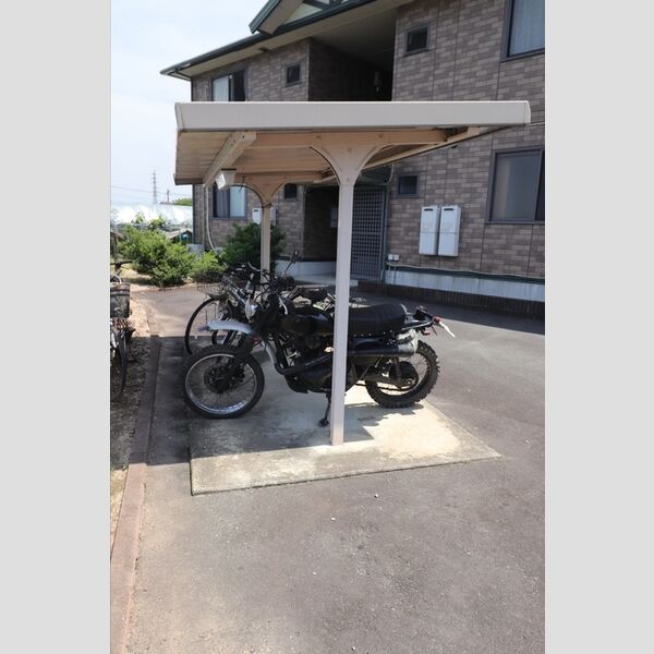 現地周辺 (駐輪場)