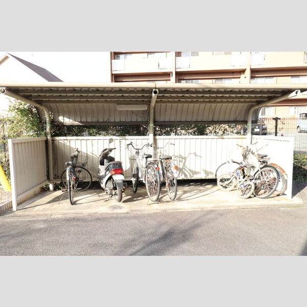 現地周辺 (駐輪場)