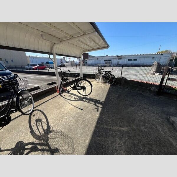 現地周辺 (駐輪場)