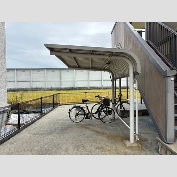 現地周辺 (駐輪場)
