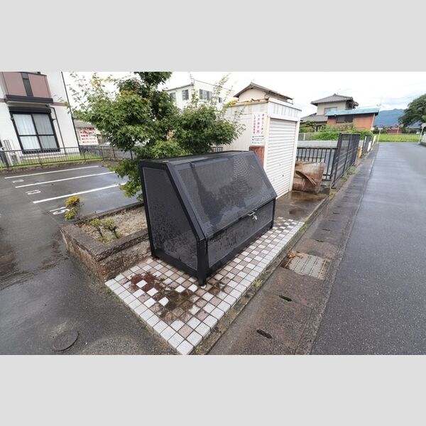 現地周辺 (ゴミ置き場)