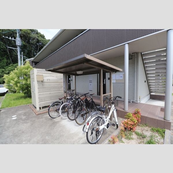 現地周辺 (駐輪場)