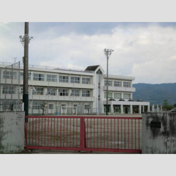現地周辺 (みやま市立大江小学校まで305m)