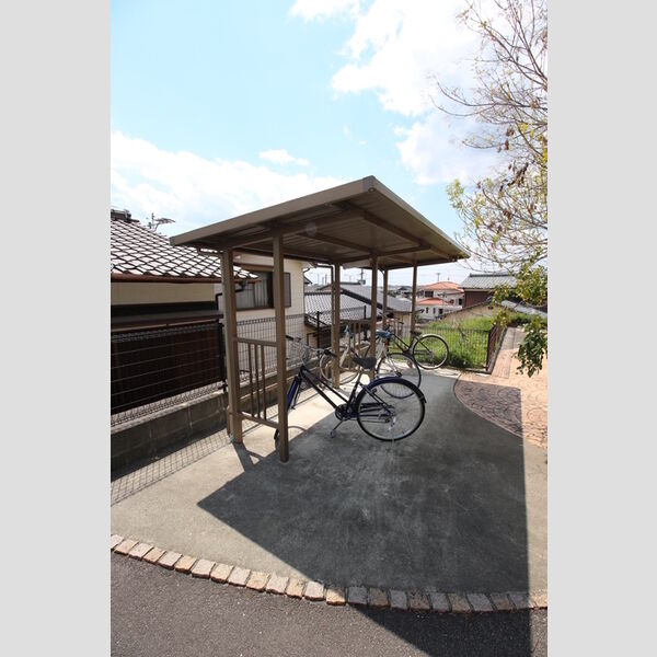 現地周辺 (駐輪場)