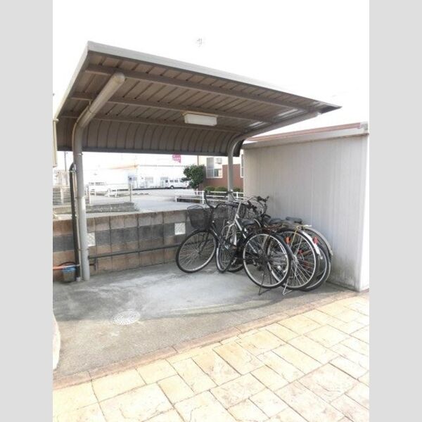 現地周辺 (駐輪場)