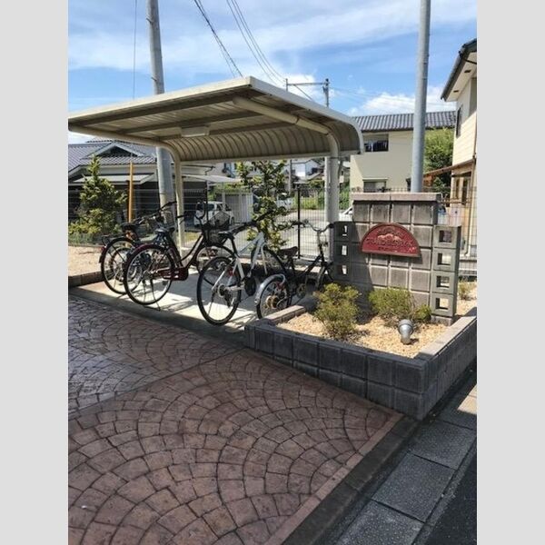 現地周辺 (駐輪場)