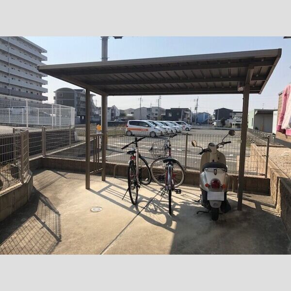 現地周辺 (駐輪場)