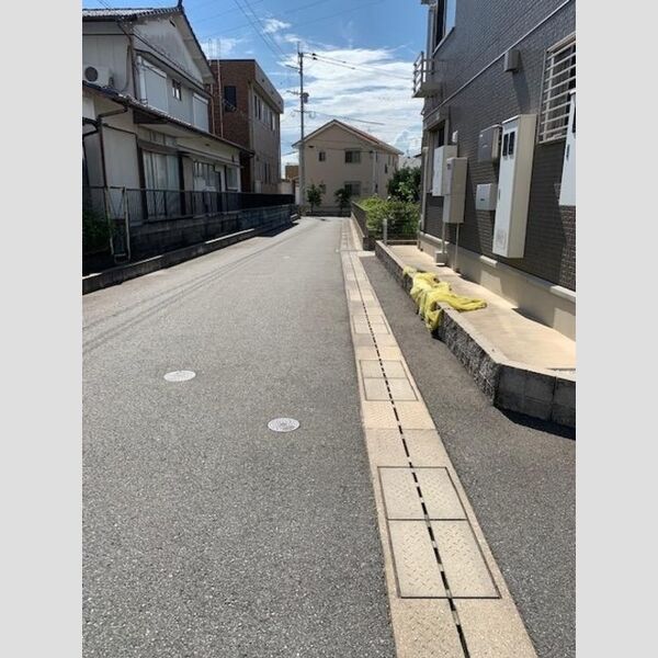 エントランス (駐車場入り口)