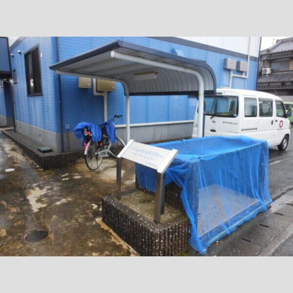 現地周辺 (駐輪場・ゴミ置場)