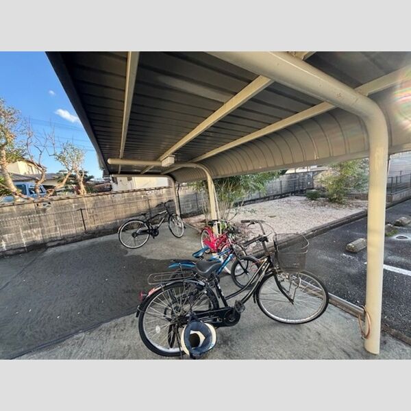 現地周辺 (駐輪場)