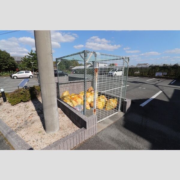 現地周辺 (ゴミ置き場)