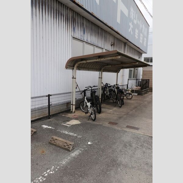 現地周辺 (駐輪場)