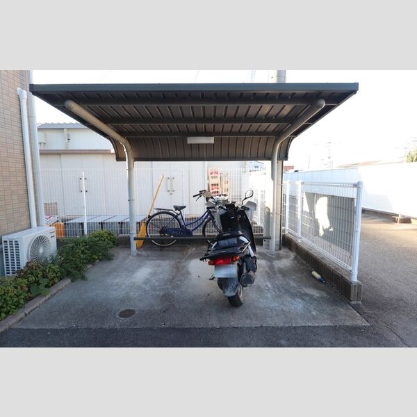 現地周辺 (駐輪場)